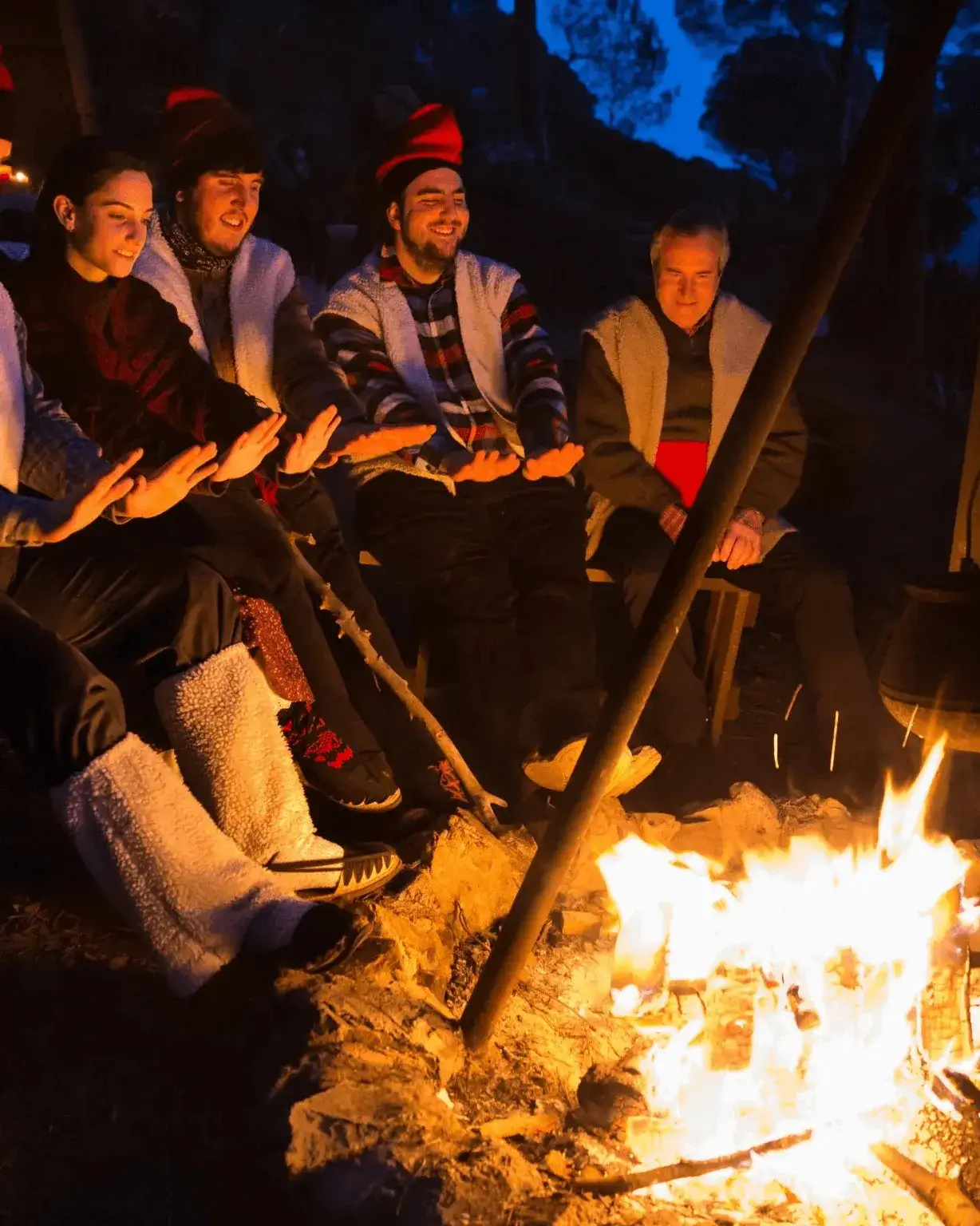 Una imatge de pessebre vinent d'uns pastors descansant vora el foc per il·lustrar la 11a Trobada de Pessebres Vivents de Catalunya.