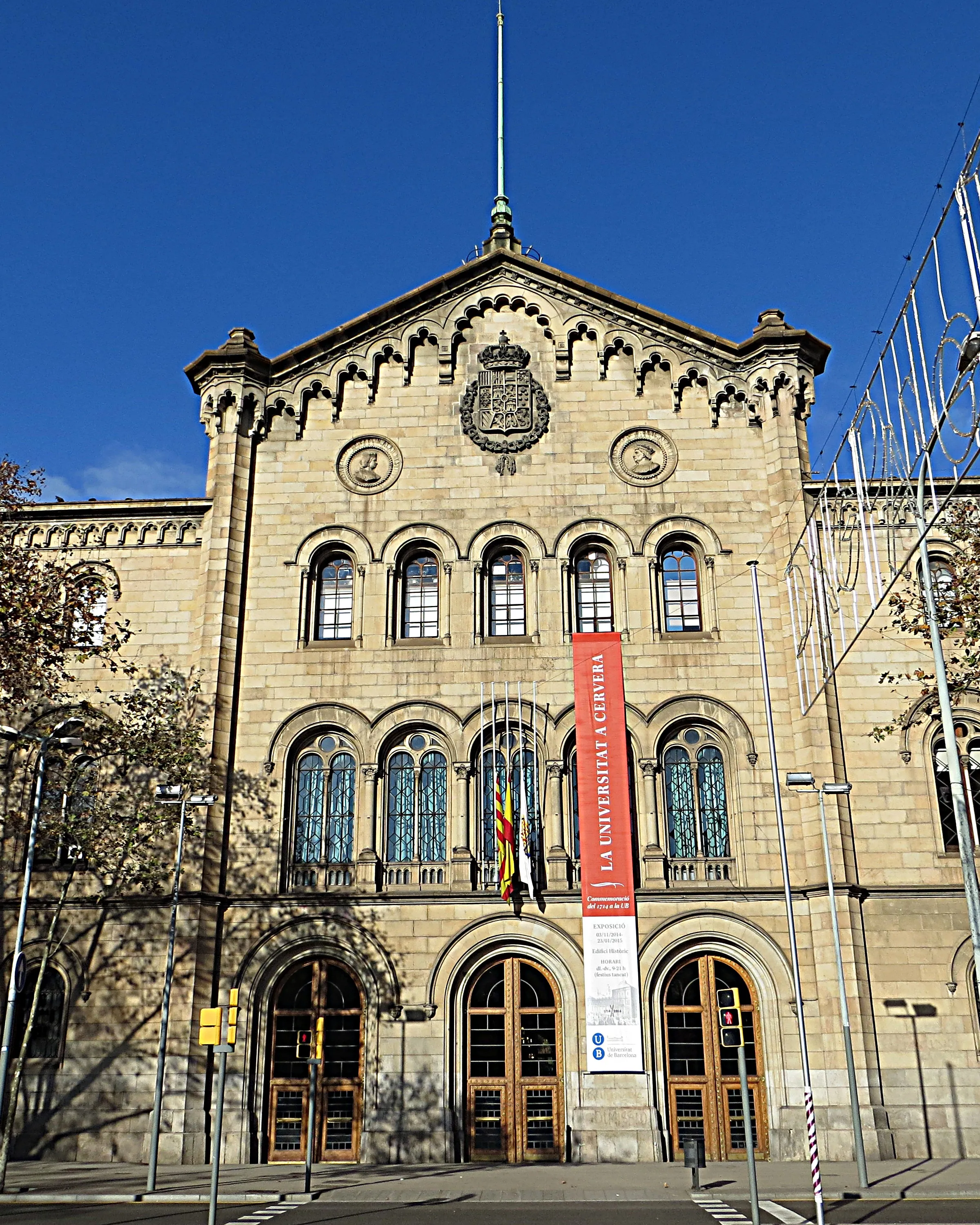 Façana de la seu central de la Universitat de Barcelona a la plaça universitat