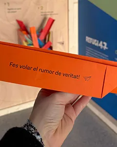 Avió de paper on hi ha escrit Fes volar el rumor de veritat!