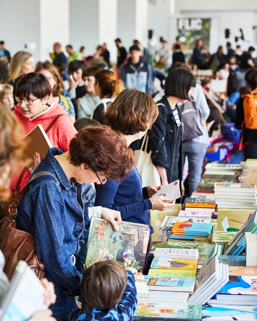 Persones mirant i comprant llibres en un Festival de literatura