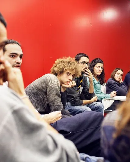 Reunió d'un grup de joves de diferents entitats