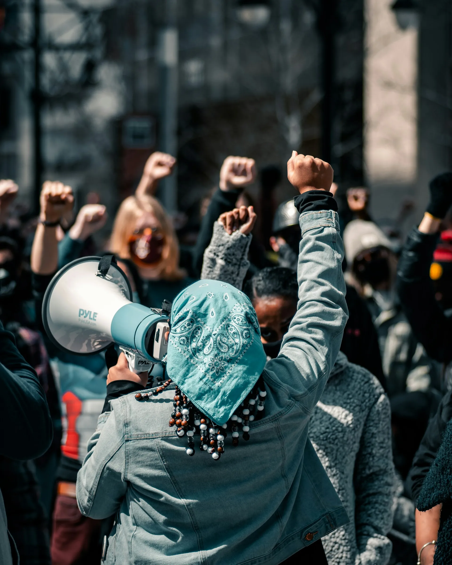 Persones manifestant-se amb un megàfon