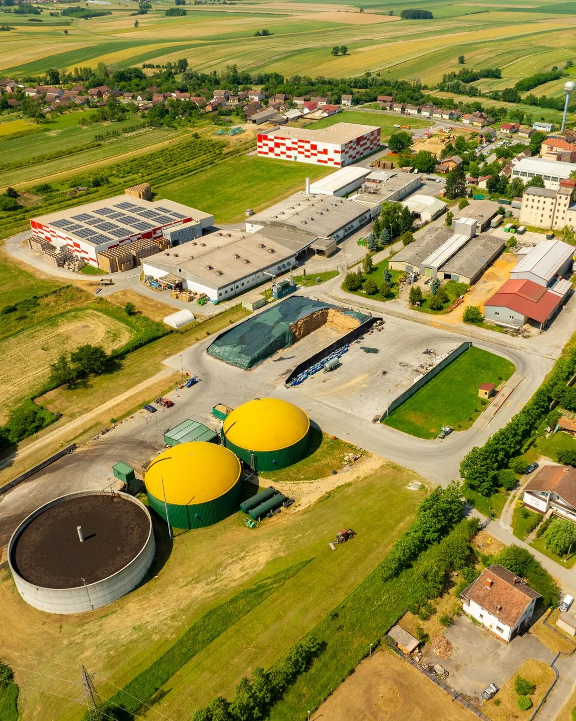 Imatge aèria d'una instal·lació industrial a Hercegovac, Croàcia.