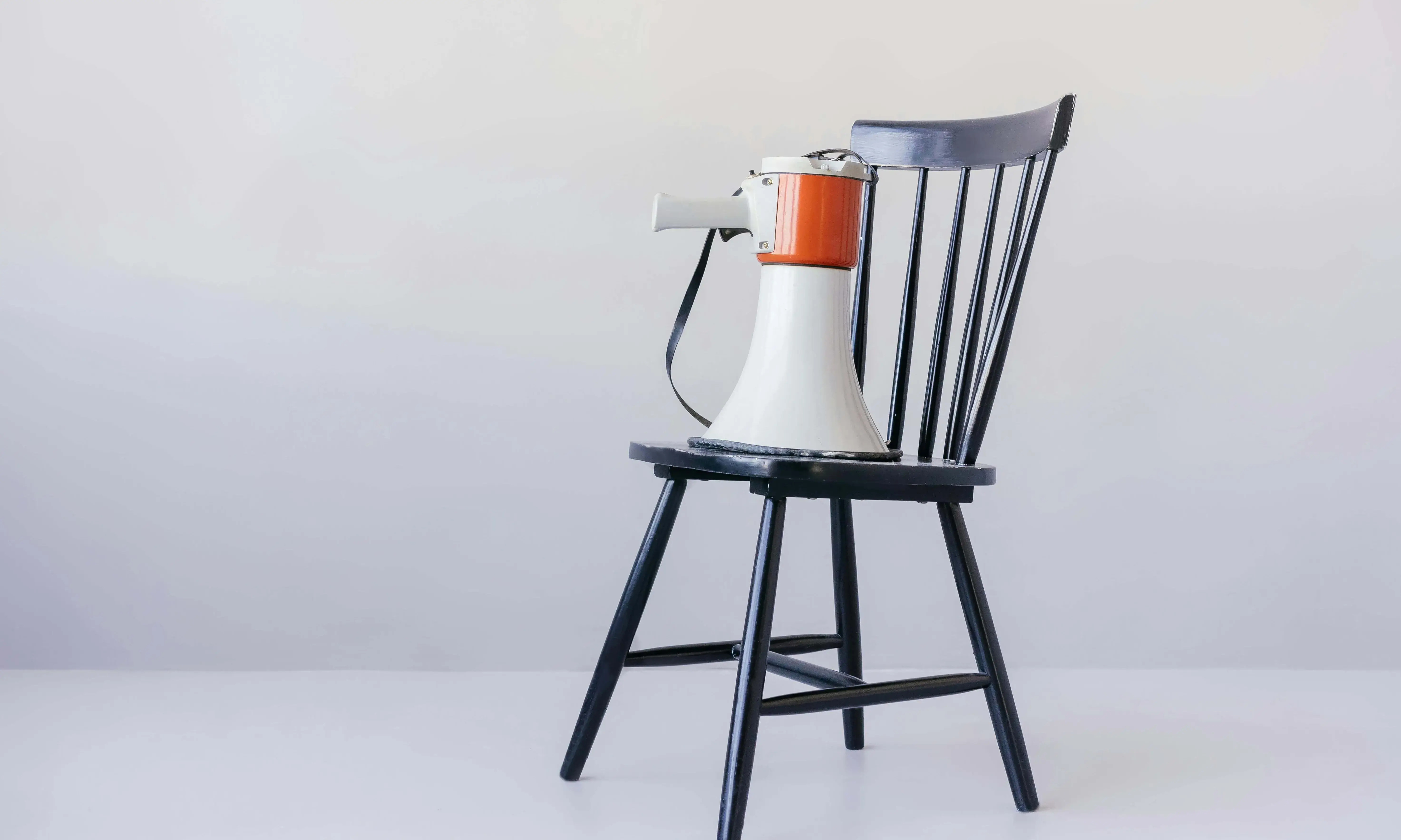 Megàfon sobre una cadira.