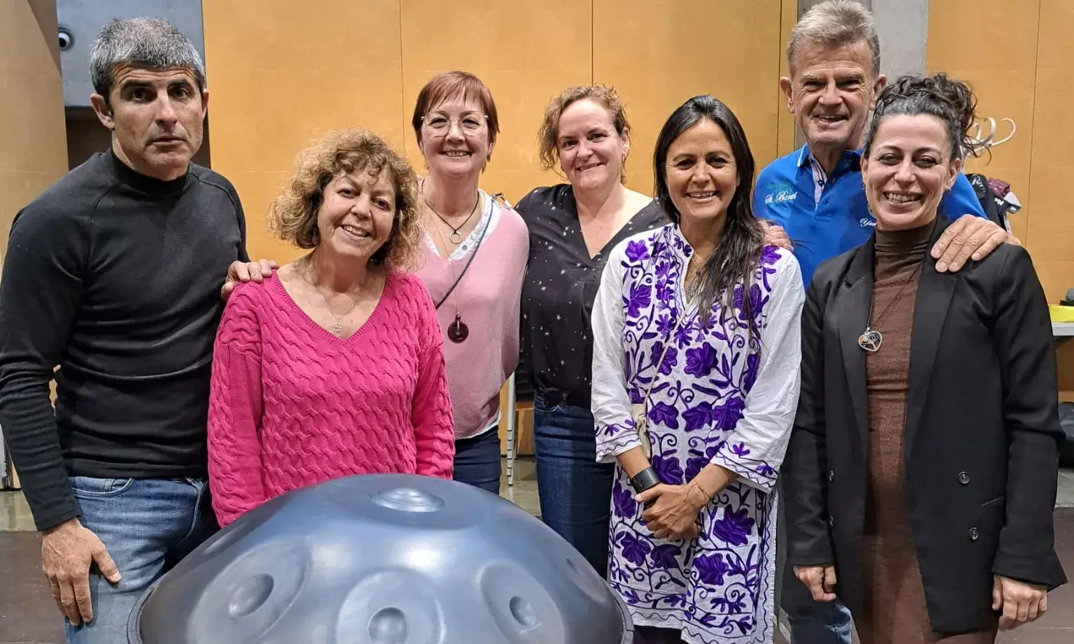 L’Amàlia Domínguez, voluntària, acompanyant persones que participen en els tallers de la Fundació Roses Contra el Càncer.