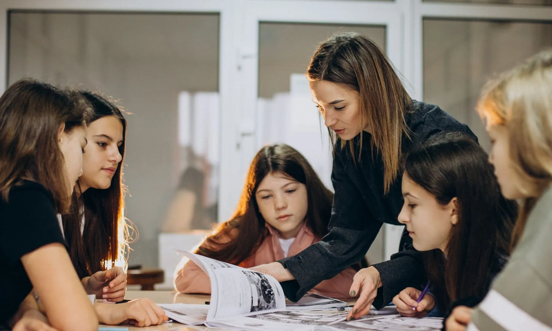 Una professora amb alumnes a una aula.