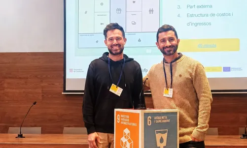 L'Oriol Miró i el Dídac Jiménez durant una jornada FPChallenge a Montblanc, en què alumnat de diferents famílies professionals va treballar en el prototipatge de solucions a reptes plantejats per empreses del territori.