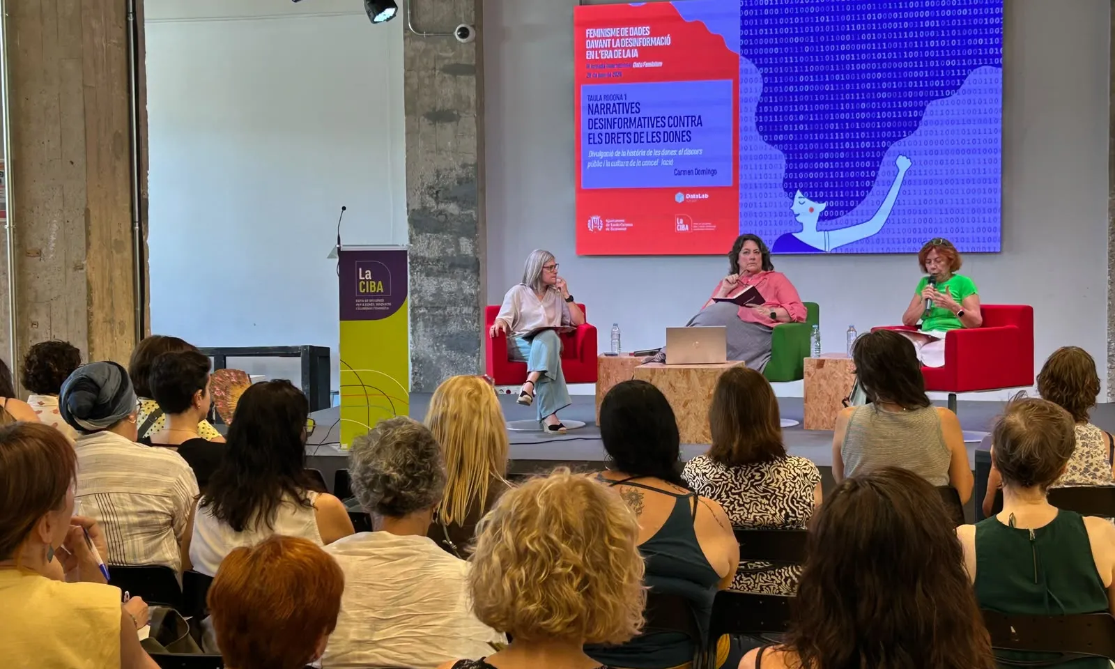 Imatge de la conversa entre Carmen Domingo i Virgínia Pérez Alonso.