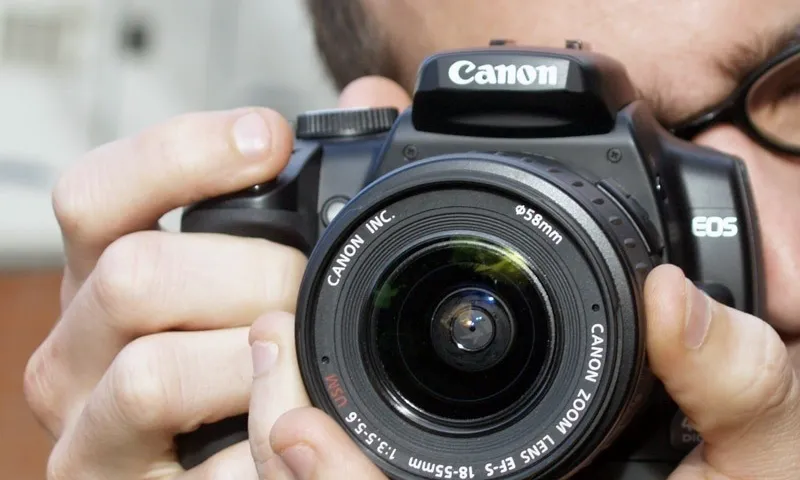 Un home fent una fotografia.