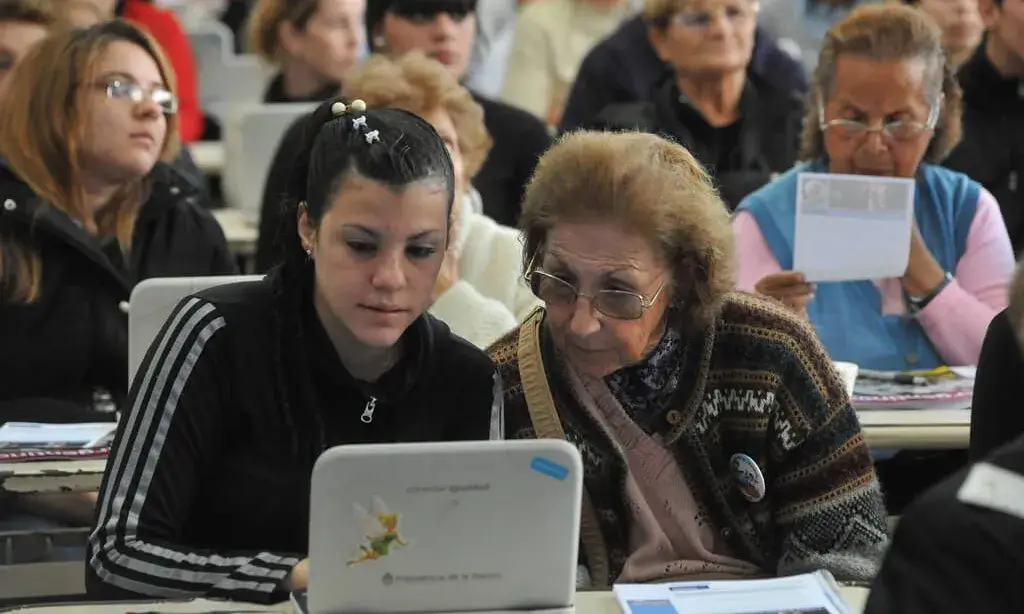 Alumnos de Conectar Igualdad con adultos mayores en Lugano - ANSESGOB - Flickr