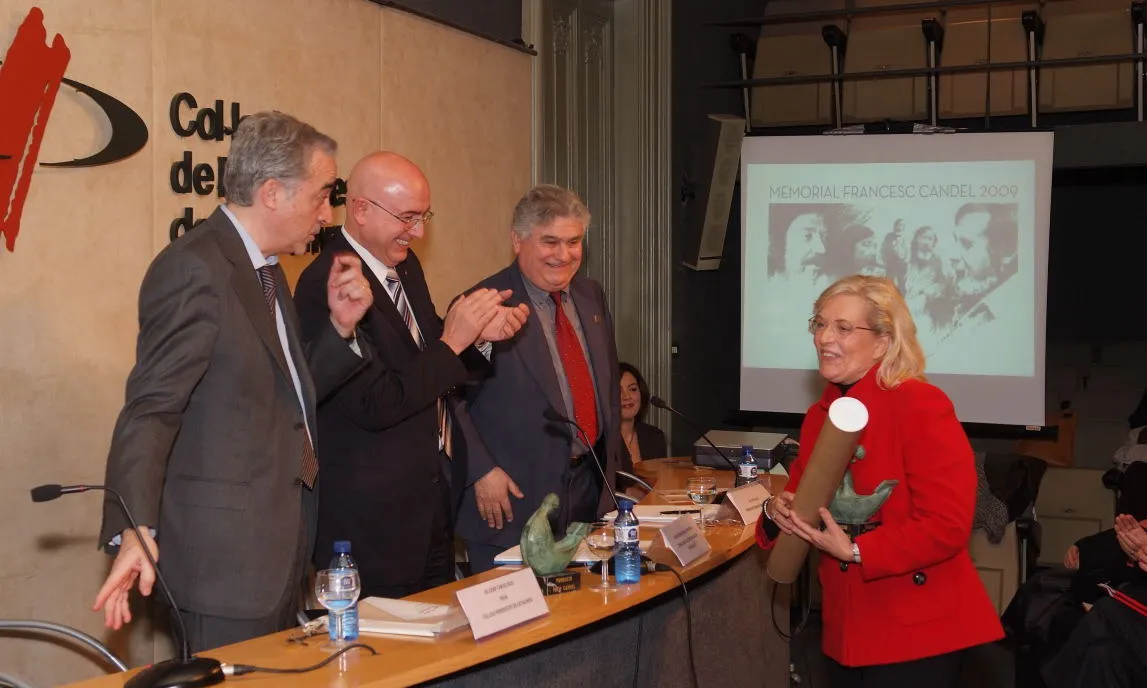 La doctora Ma Luisa Maríndirectora de l'Asssociació Rauxa recollint el Memorial.