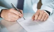 Signatura d'un document. Font: Yahoo Finanzas