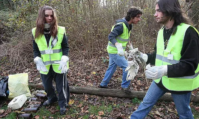 Joves fent voluntariat ambiental. Font: Universidad de Navarra (Flickr) Joves fent voluntariat ambiental. Font: Universidad de Navarra (Flickr)