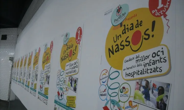 Exposició de l'associació Pallapupas a una estació de FGC