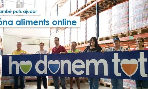 Treballadors/ores del Bancs dels Aliments amb la pancarta de "Ho donem tot"
