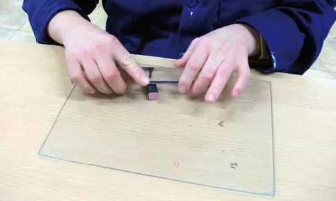 Persona elaborant les peces de bijuteria