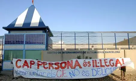 Imatge del CIE Zona Franca amb pancarta reivindicativa