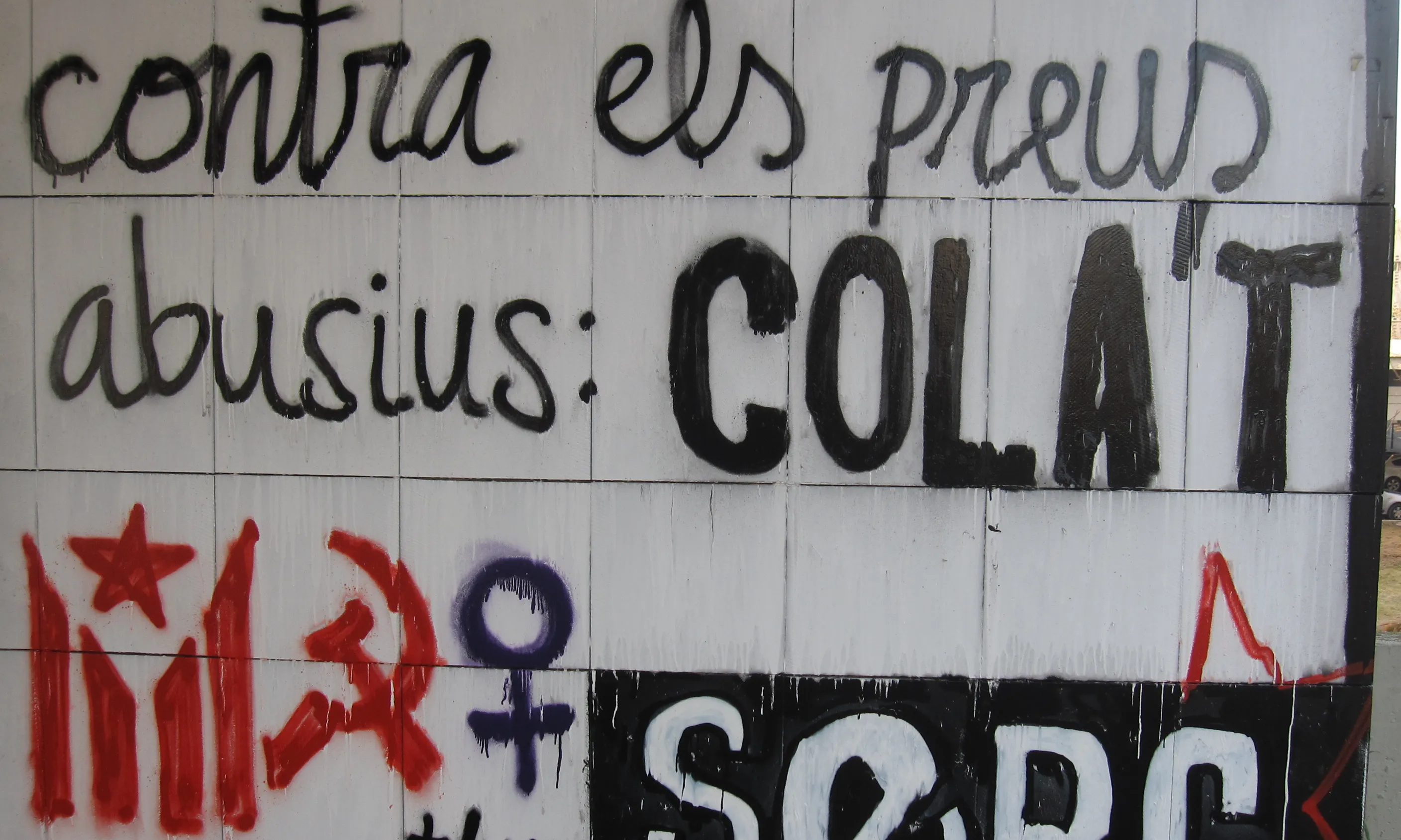 Mural pintat prop de la parada de FGC de la UAB