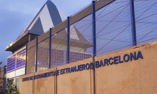 Façana del Centre d'Internament d'estrangers de la Zona Franca de Barcelona