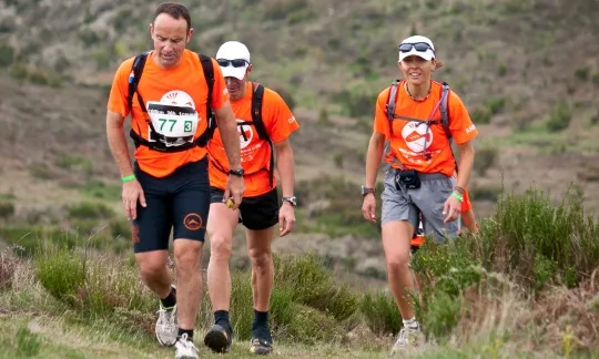 Desafiament físic: Un equip fent la marxa Trailwalker 2011