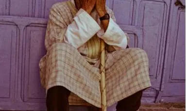 Un home marroquí seu davant una botiga al Marroc. Font: 4lexander (Flickr)