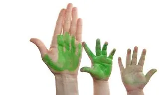 Mans verdes. Imatge de la campanya d'Ajuts "Energia per a la Solidaritat" Mans verdes. Imatge de la campanya d'Ajuts "Energia per a la Solidaritat"
