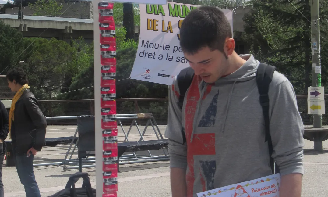 Un jove a l'estand informatiu de la FAS