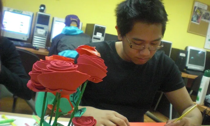 Taller de roses a l'Òmnia de l'Associació per a Joves Teb