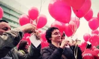 Fotograma del vídeo: els participants lliguen els desitjos als globus