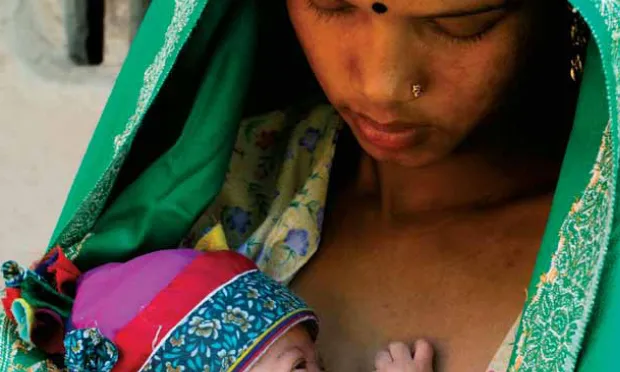 Foto d'una mare amb bebé. Portada de l'informe de Save the Children