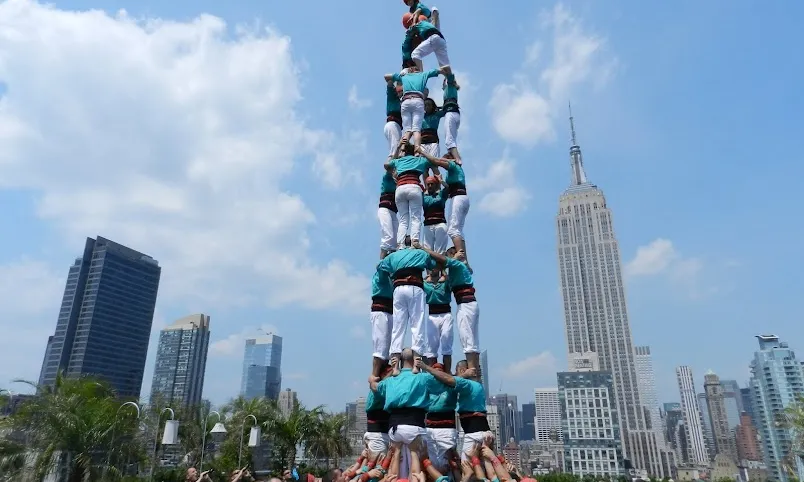 Els castellers de Vilafranca amb l'Empire State de fons 