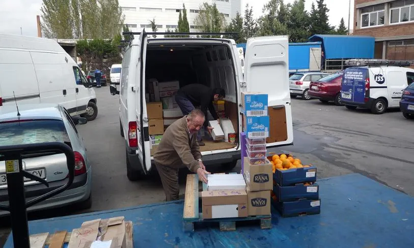 Entitats beneficiàries carregant productes. Font: Banc dels Aliments (flickr)