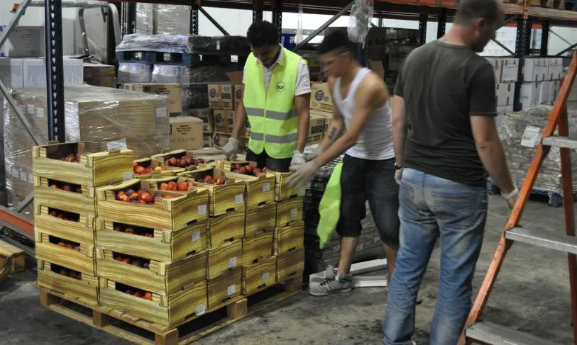 Voluntaris al magatzem de la zona franca. Font: Banc dels Aliments (flickr)