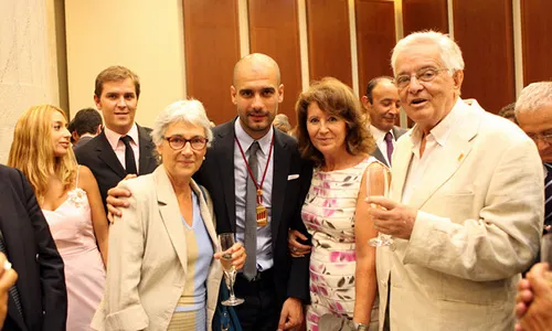 Lliurament Medalla d'Honor a Josep Guardiola amb Muriel Casals - Font: Òmnium