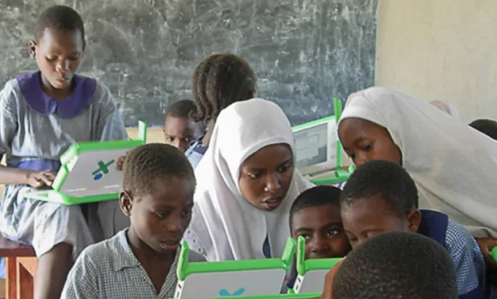 Nens i nenes Kenyans utilitzant portàtils de l'organització "OLPC"