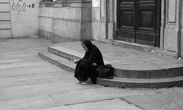 Dona víctima de la pobresa. Font: Teo's photo (flickr.com)