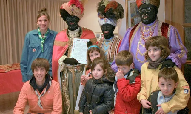 Infants del cau d'Igualada donant la carta als Reis dels escoltes i les guies. 