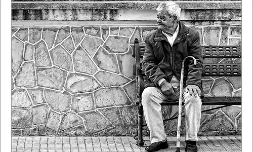 Avi en un banc, autor  Paco Solís