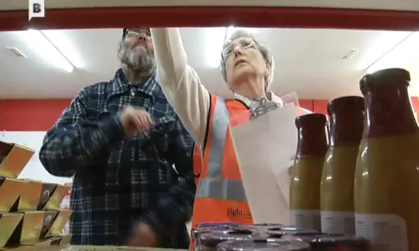 Fotograma de la notícia de BTV sobre el supermercat solidari