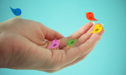 Ocells de Twitter en una mà. Imatge CC BY-NC-ND 2.0 de ~Ilse (2009)