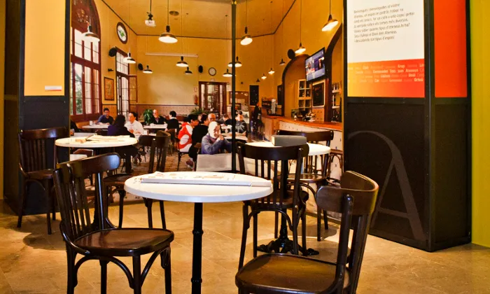 Imatge del bar de l'ateneu, exposició Catalunya, terra d'ateneus