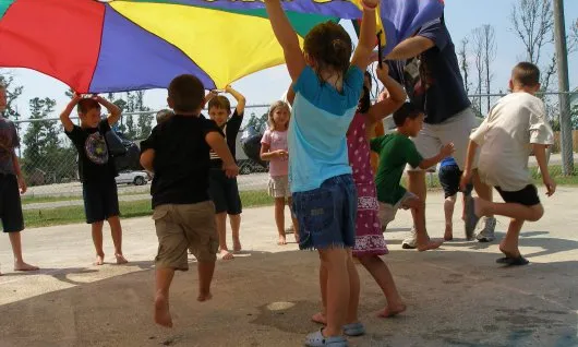 Infants jugant. Font: Fárfara