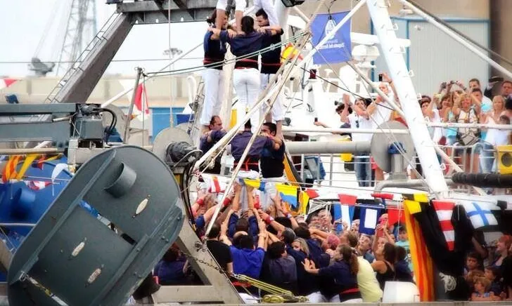 Els Xiquets del Serrallo de Tarragona van alçar un 3 de 6 sobre una barca