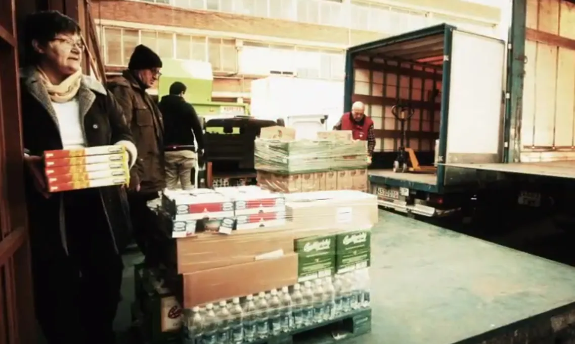 Recollida d'aliments. Font: vídeo Donem el millor de nosaltres. Taula d'Entitats
