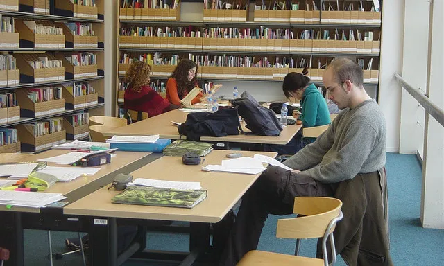 Estudiants a la Biblioteca de la Universitat Autònoma de Barcelona
