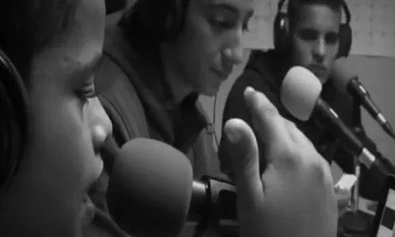 Fotograma del videoclip "Luchando derechos" del col·lectiu La Llama