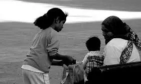 Dona amb dos infants. Font: Social.Cat