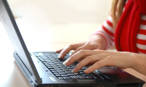 Persona treballant amb un ordinador