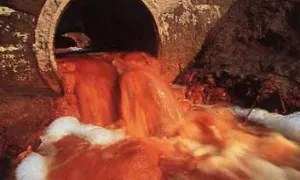 Contaminació de l'aigua derivada de la Indústria tèxtil (Font: flickr.com)