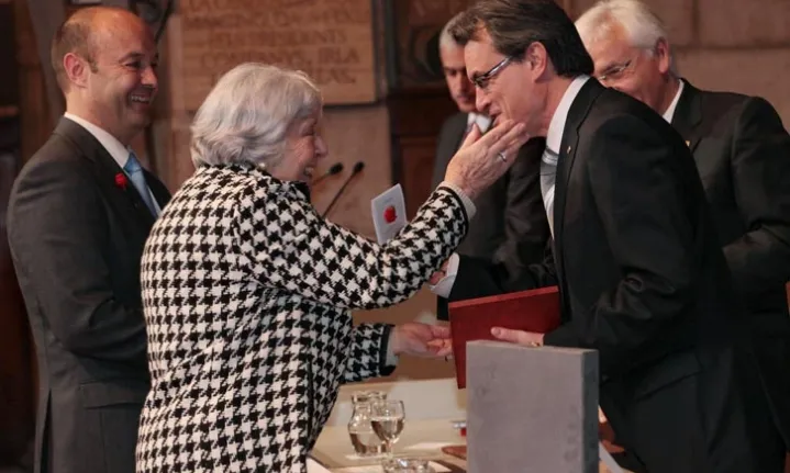 Imatge de Maurici recollint la Creu de Sant Jordi 2012 a Amics de la Gent Gran